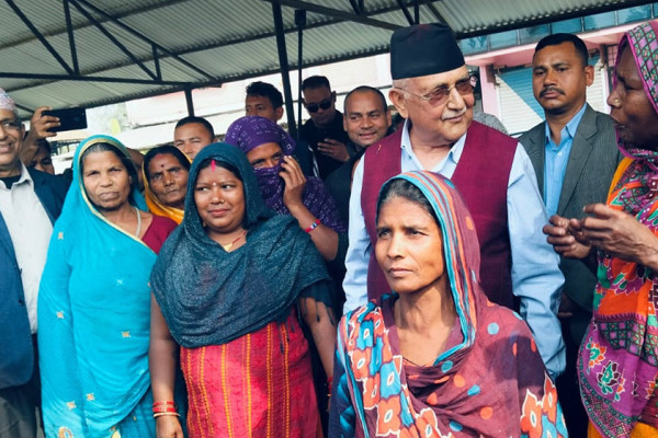 झापा-५ : अध्यक्ष ओलीसमक्ष झोलुङ्गे पुलको संख्या थप गरिदिन स्थानीयको माग